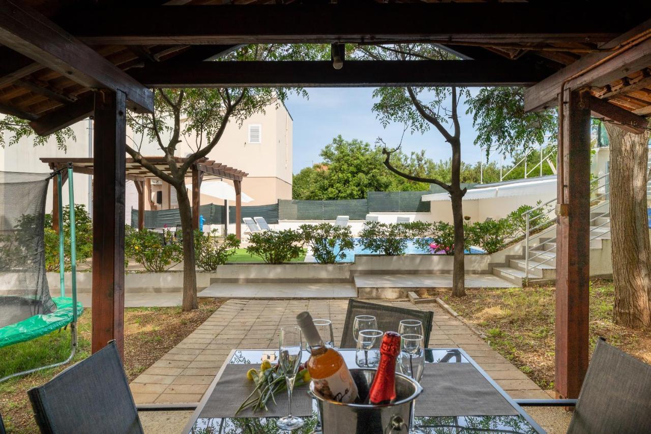 Villa Mirela Петрчане Экстерьер фото
